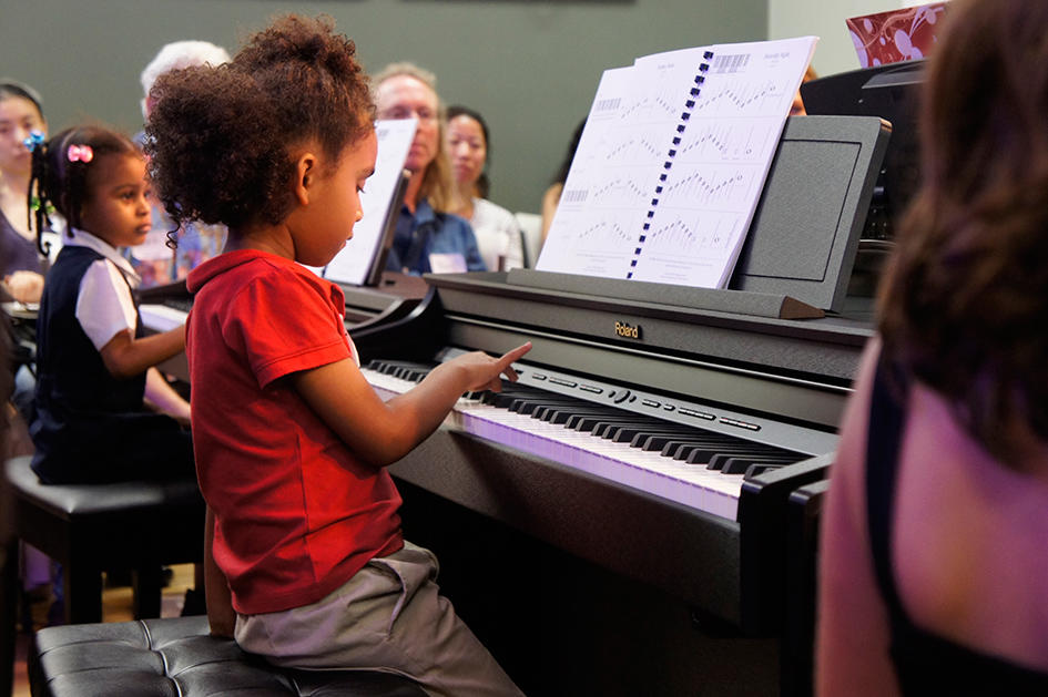 Jouer du piano facilite les facult&eacute;s sociales de l'enfant.
