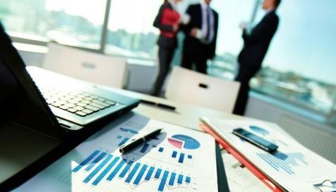 Le comptable se sert des mathématiques et de l'informatique. Les comptables ont besoins de compétences en maths et en informatique.