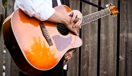 Métiers autours de la guitare Les métiers que peuvent exercer les guitaristes.