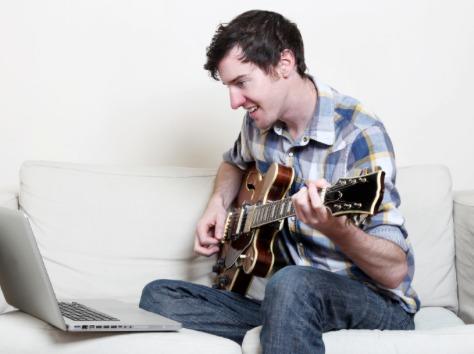 Cours de guitare par webcam Echangez directement par webcam avec votre professeur de guitare.