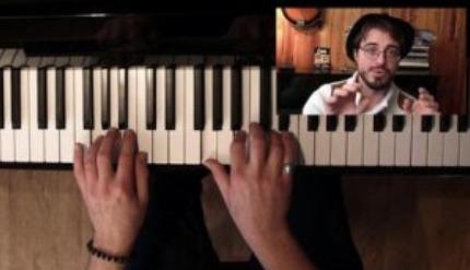 Apprendre &agrave; jouer du piano en regardant des tutos.