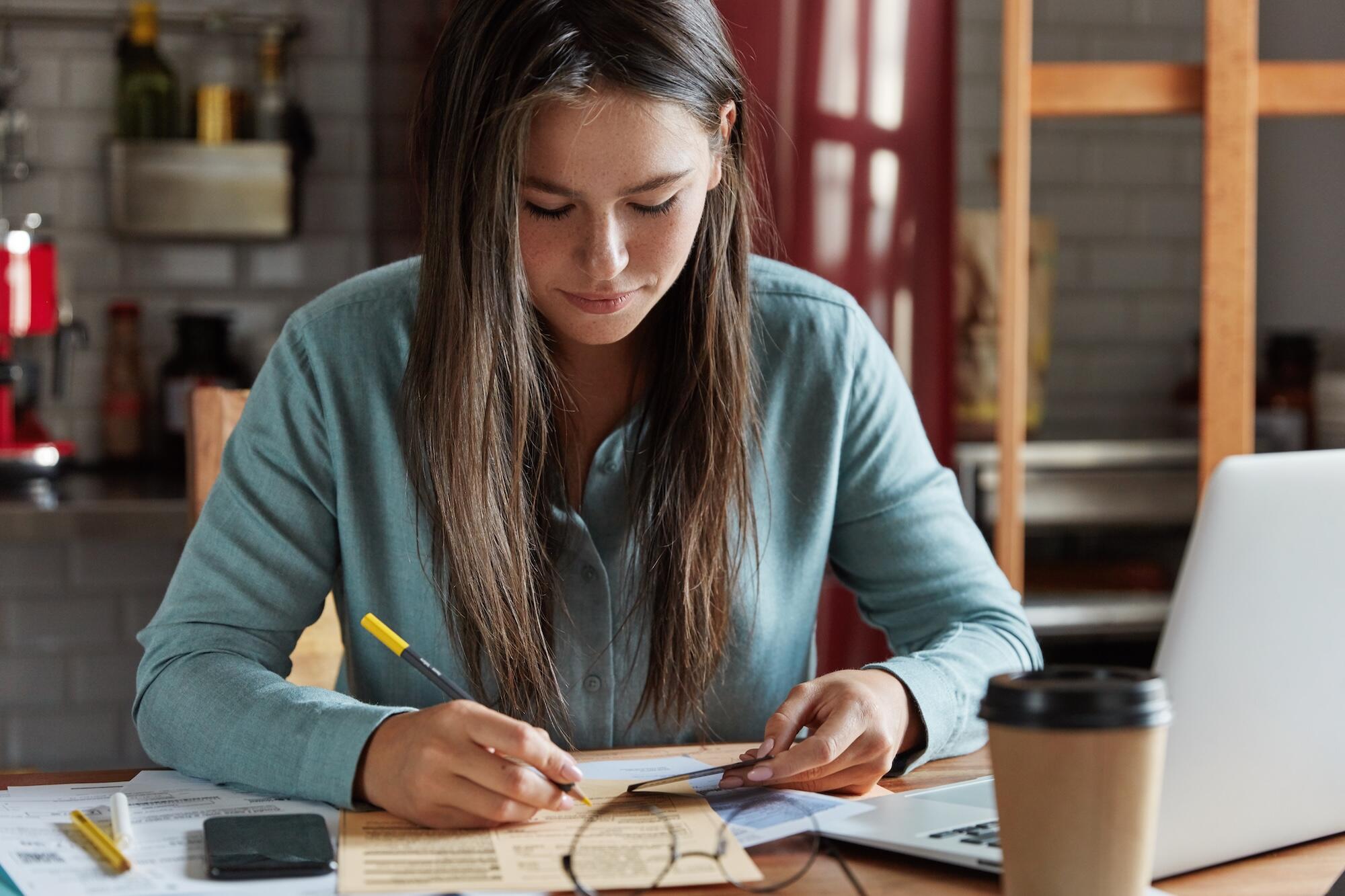 Une jeune femme est en train de r&eacute;viser le bac