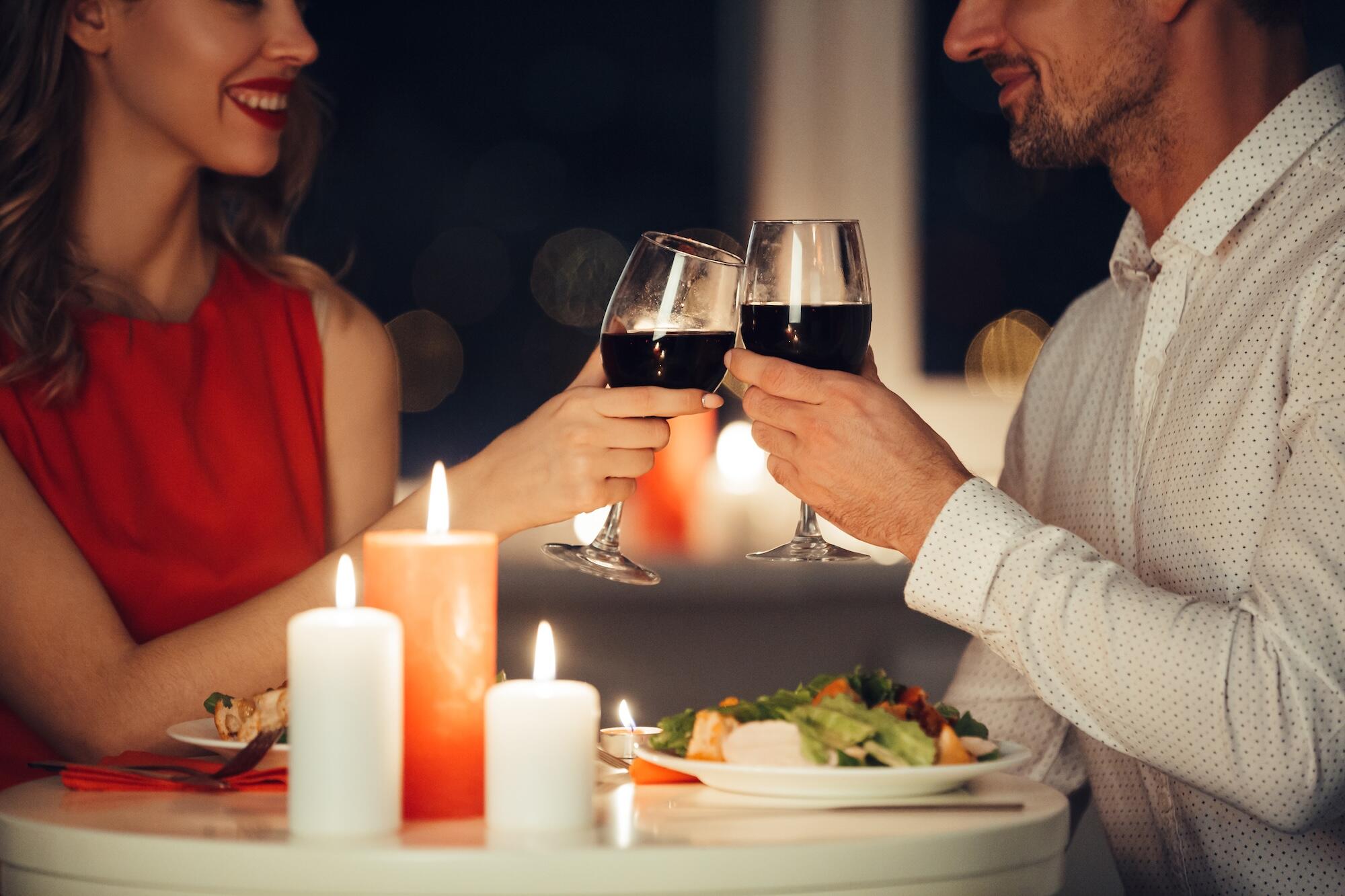 Deux personnes sont en train de dîner aux chandelles