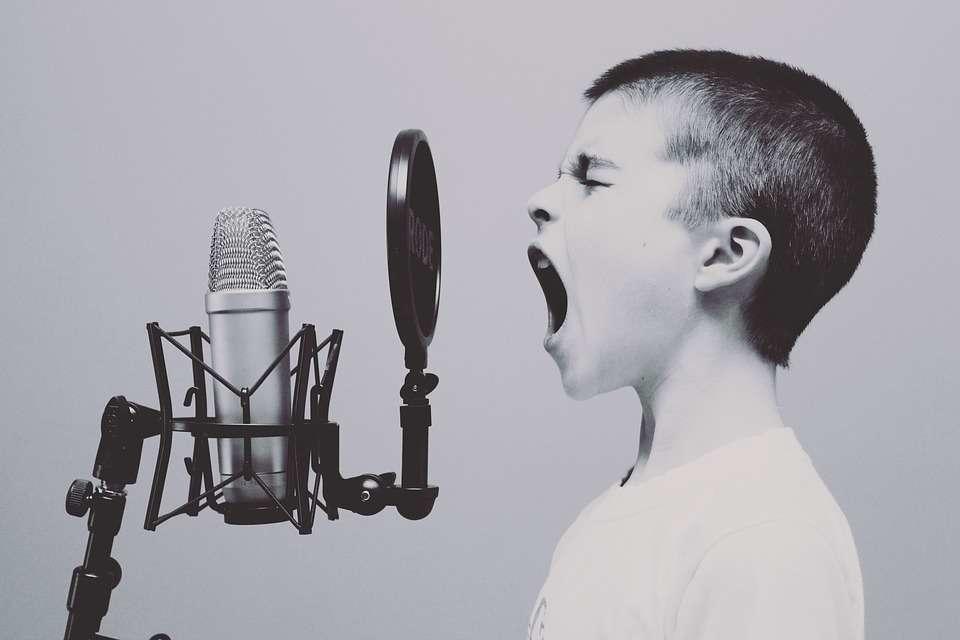 Comment s'am&eacute;liorer en chant avec les cours en ligne ?