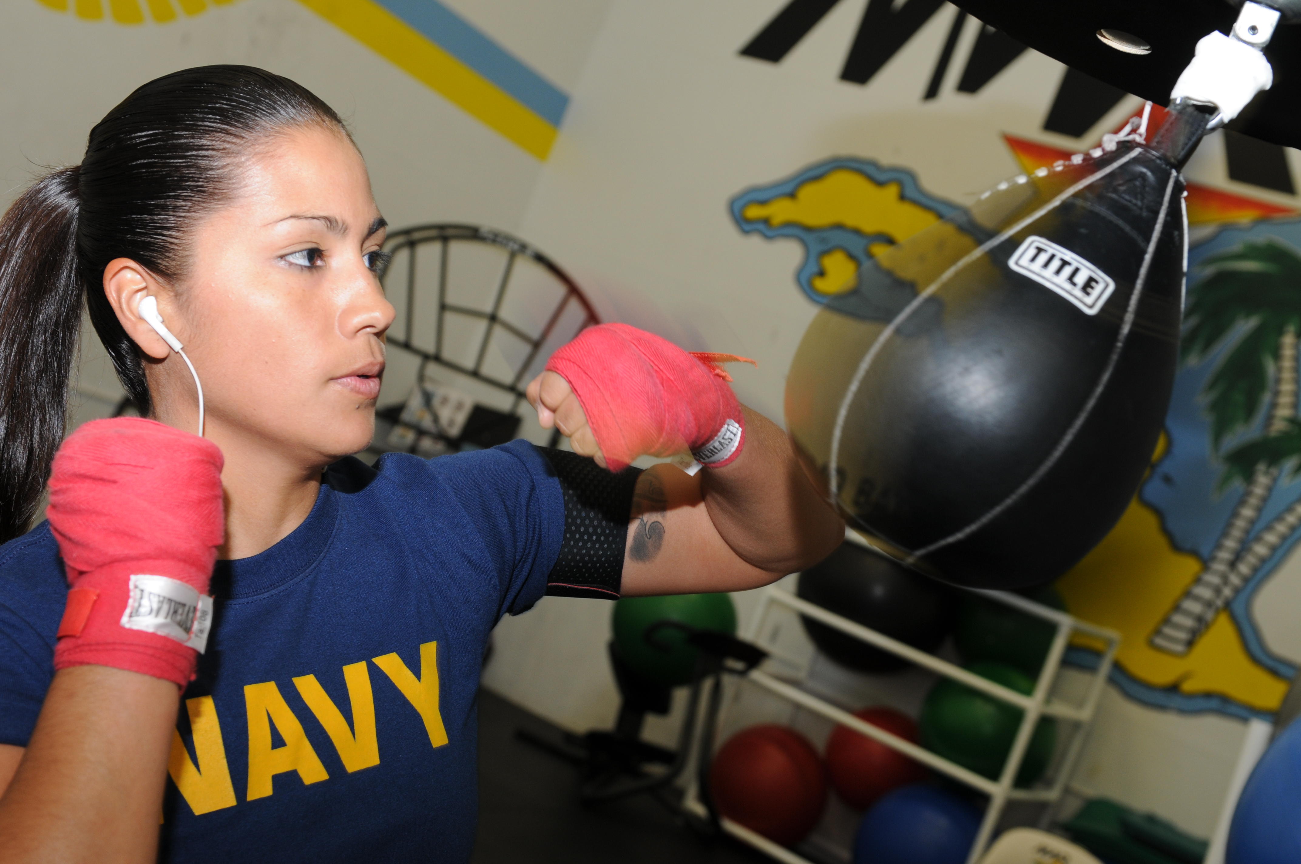 En combat libre, du matériel de boxe est nécessaire, ainsi qu'une barre de traction et un casque de boxe.