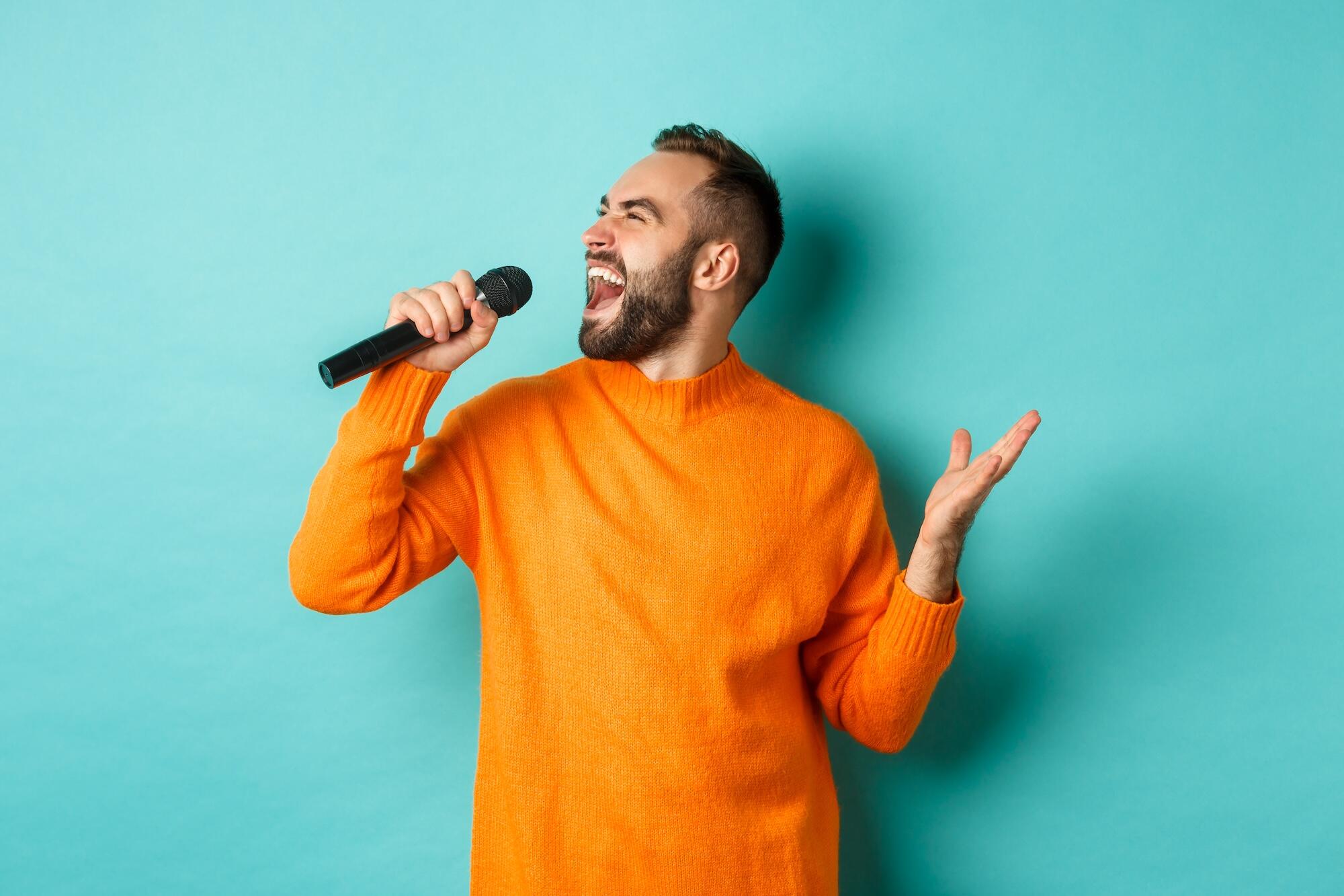 Un homme chante avec un micro