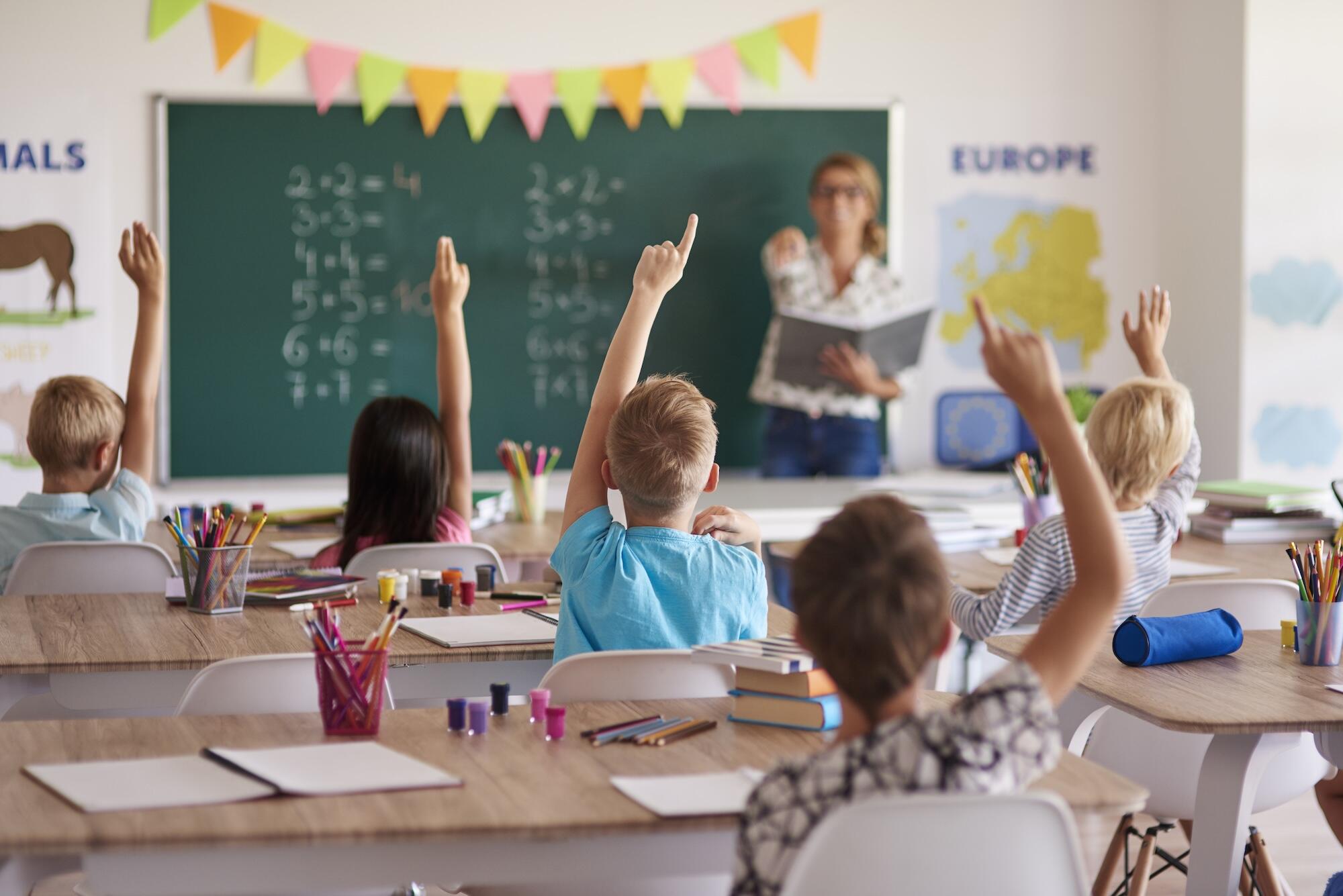 Une classe d'&eacute;l&egrave;ves de primaires l&egrave;ve le doigt.
