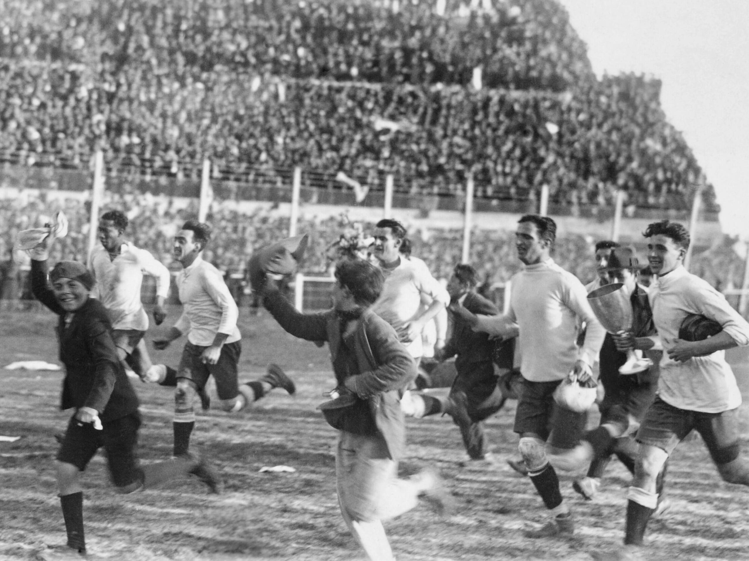 Joueurs uruguayens c&eacute;l&eacute;brant leur victoire en finale de la Coupe du monde de la FIFA 1930.
